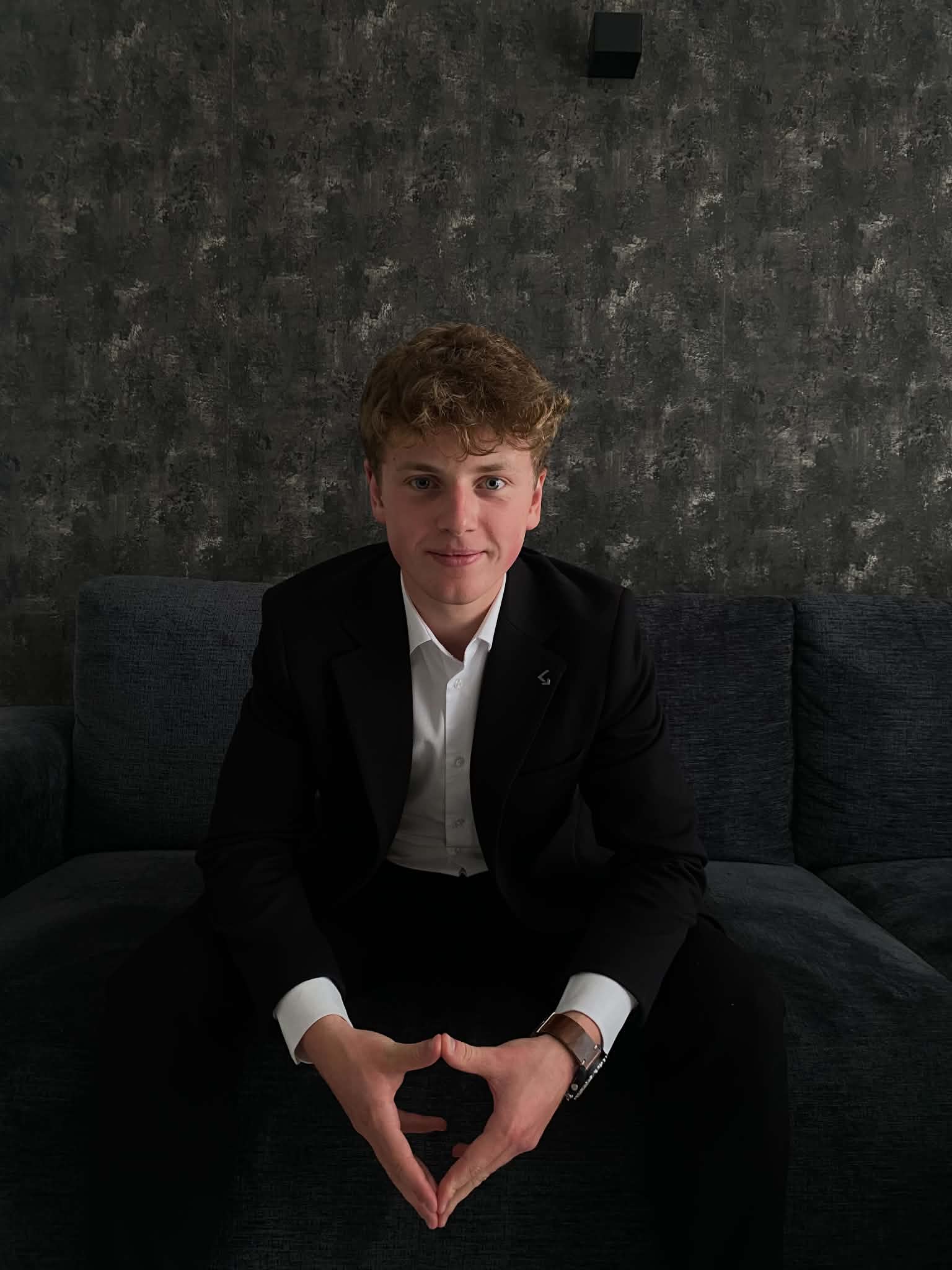 Aleksander Perzyński w garniturze - projektant stron internetowych