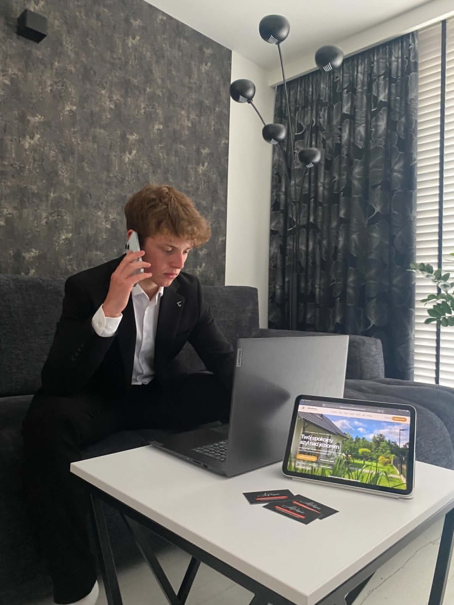 Aleksander Perzyński podczas pracy nad stroną internetową